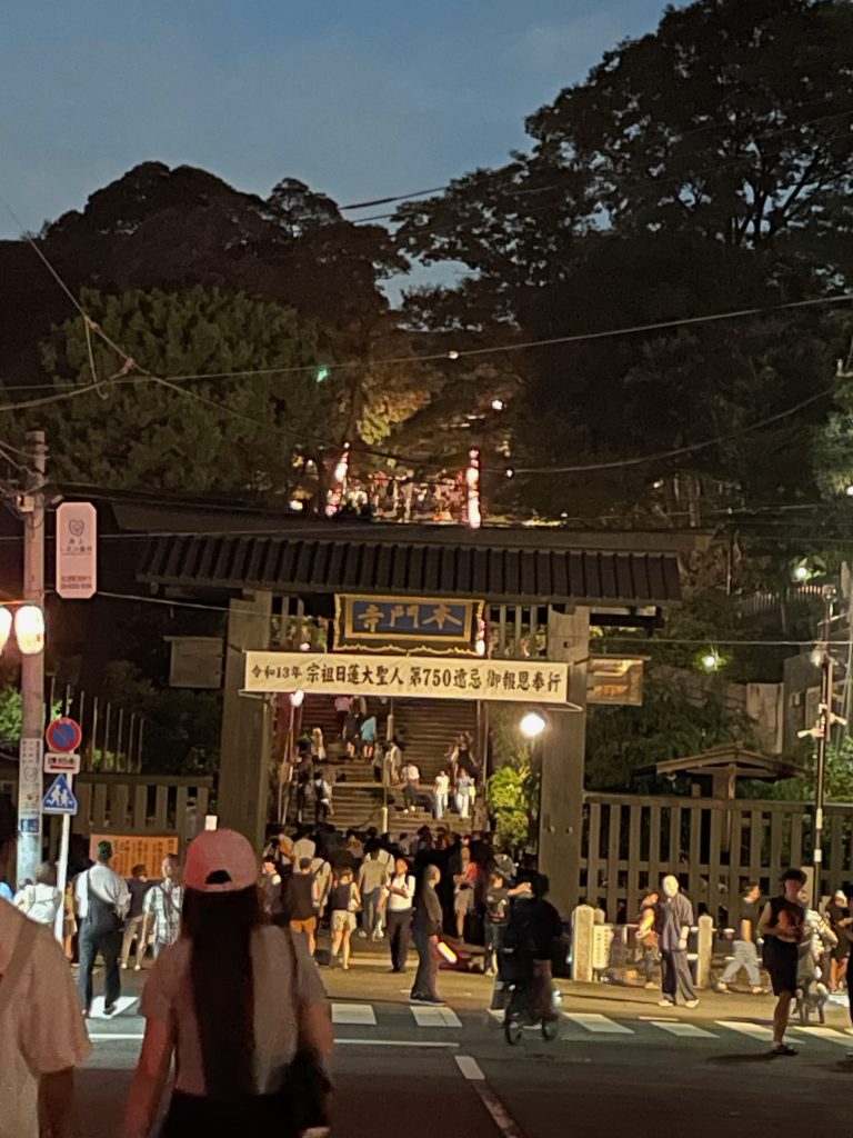 池上本門寺山門の様子。ここから長い階段を登ると夜店が立ち並ぶスペースがあり、その先が盆踊りの会場になっています。