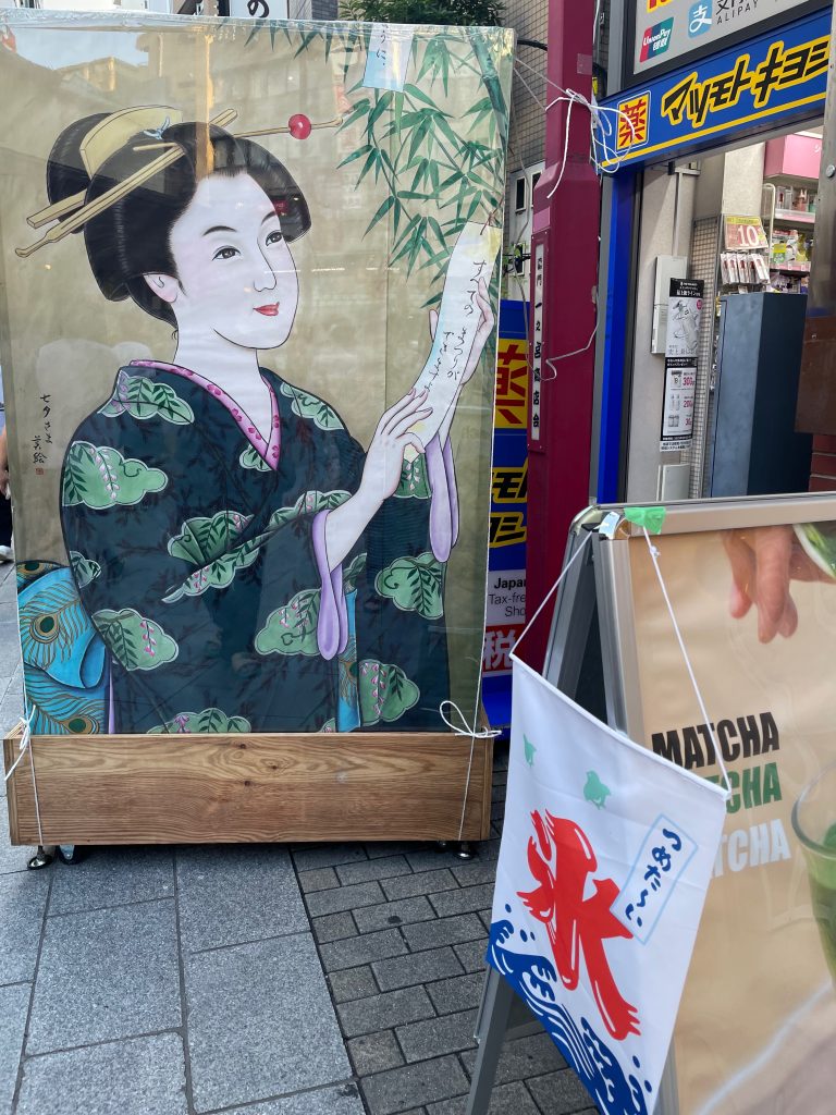 浅草の街の至る所に飾られている絵灯篭。美人画風の絵が多いです。