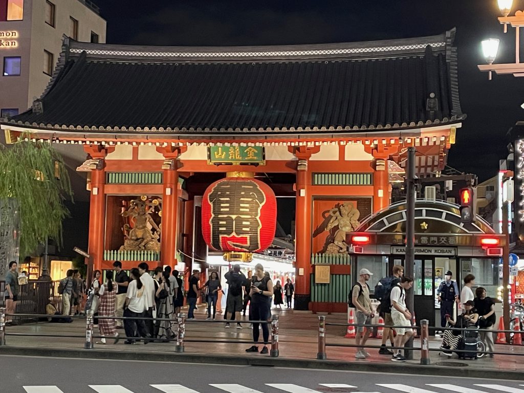 浅草・雷門前の夜。盆踊り終了後の時間帯で仲見世は閉まっているが、多くの人で賑わっている